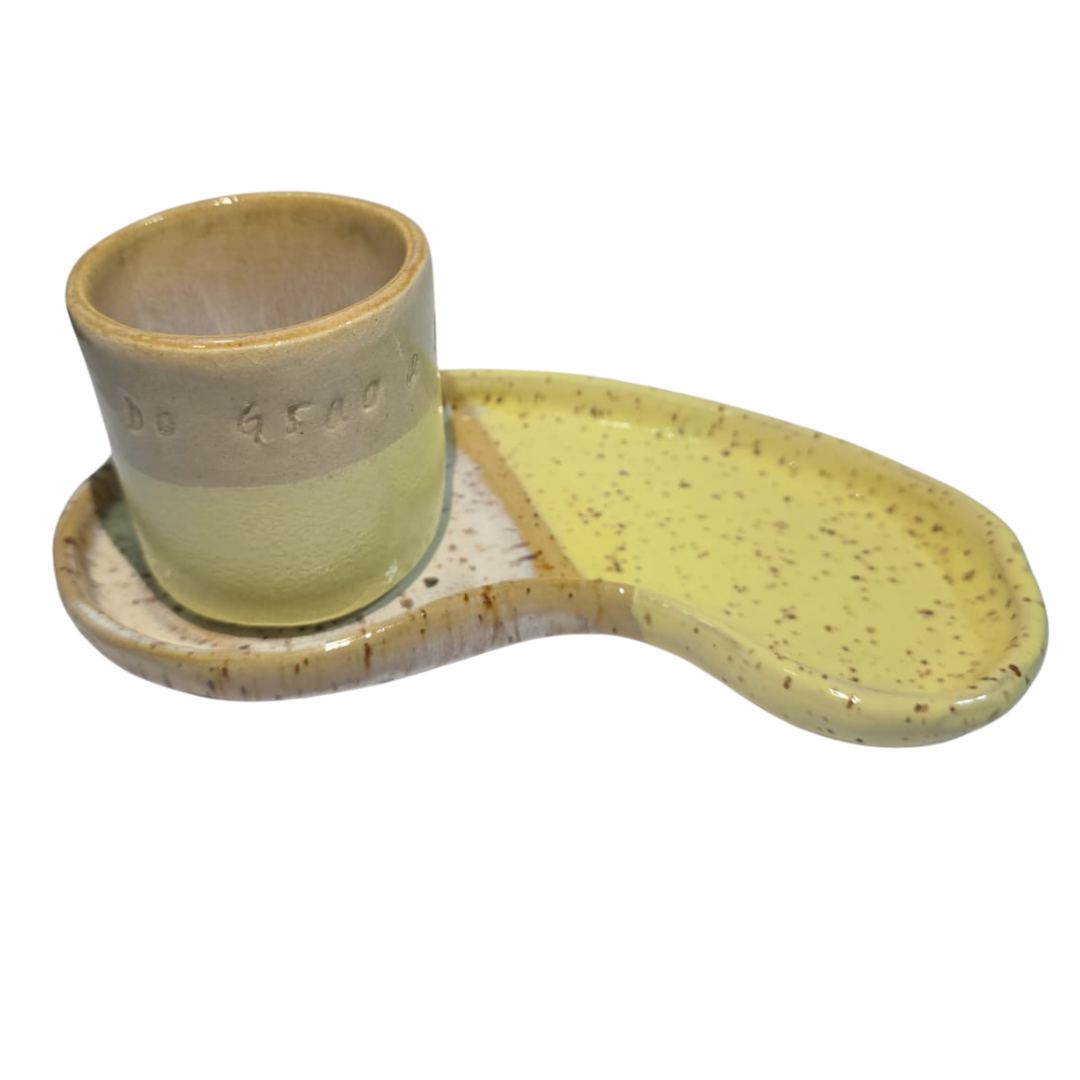 CJ COPO COM BANDEJA CERÂMICA ARTESANAL AMARELO/CREME - 100ML